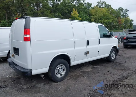 2017 Chevrolet Express 2500 Work Van z USA, uszkodzony, nr VIN 1GCWGAFFXH1342794